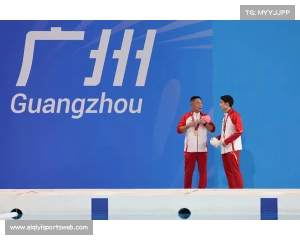 十五运会男子蹦床冠军练俊杰站在领奖台上，与曹缘等选手合影